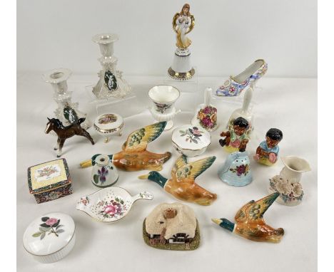 A collection of assorted collectable ceramic items to include a set of 3 flying ducks. Lot also includes: Lilliput Lane, Roya