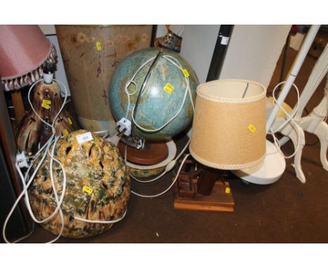 A QUANTITY OF ASSORTED LAMPS TOGETHER WITH A LIGHT UP GLOBE 