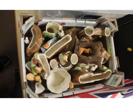 A TRAY OF ASSORTED HORNSEA CERAMIC FIGURES ETC. 