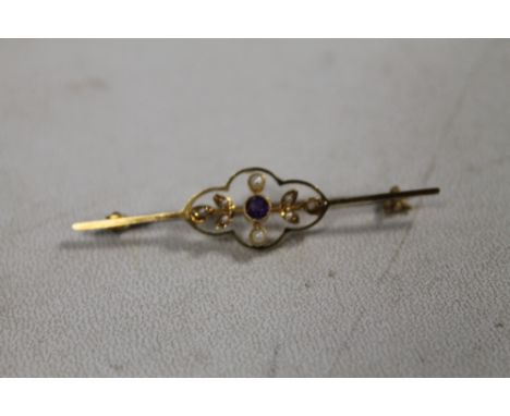 A 15K GOLD BAR BROOCH SET WITH PEARLS AND AMETHYST 
