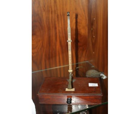A SET OF VINTAGE BRASS SCALES AND WEIGHTS 