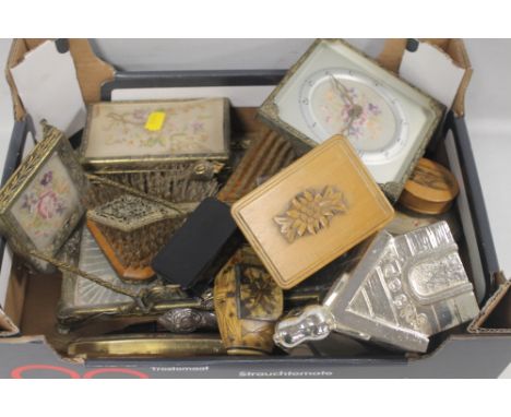 A BOX OF ASSORTED COLLECTABLES TO INCLUDE DRESSING TABLE ITEMS, CLOCK, SNOOPY MONEY BOX ETC. 