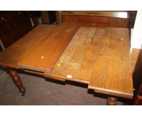 AN EDWARDIAN LIGHT OAK EXTENDING DINING ROOM  TABLE A/F