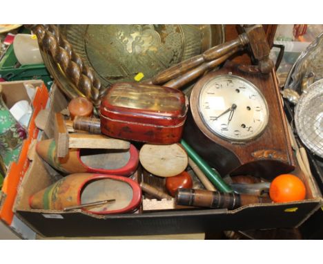 A QUANTITY OF ASSORTED COLLECTABLES TO INCLUDE AN OAK MANTLE CLOCK 