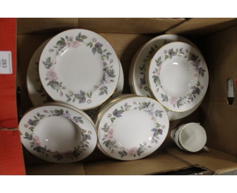 A TRAY OF ROYAL WORCESTER JUNE GARLAND TEA AND DINNERWARE 