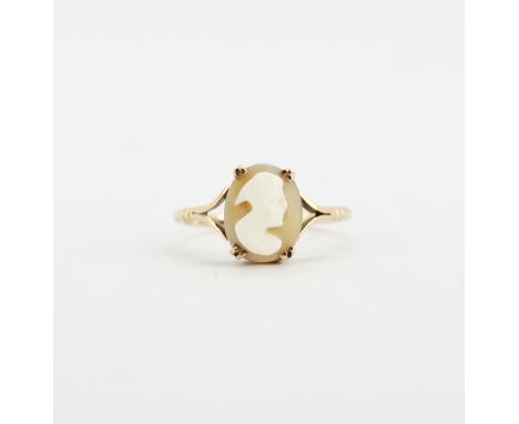 A 9ct yellow gold cameo set ring, (N).