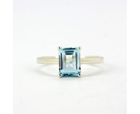 A 925 silver ring set with a baguette cut blue topaz, (O).