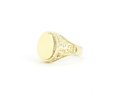 A large antique 9ct yellow gold signet ring, (U).