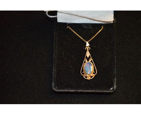 A 9ct Gold Pendant and Chain Set with Opal 