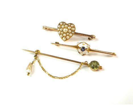 An early 20th century peridot and blister pearl set stick pin and chain, together with a sapphire and seed pearl bar brooch, 