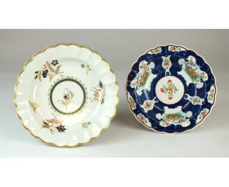 A Worcester porcelain soup platecirca 1775of lobed form, painted in polychrome with a single gilt and cobalt sprig within gre