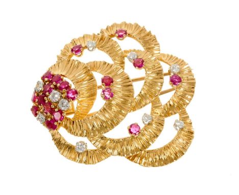 1960s Kutchinsky 18ct gold diamond and ruby brooch with abstract interlocking textured loops set with ten brilliant cut diamo