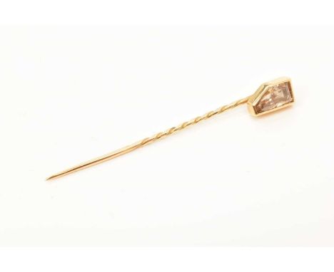 Diamond stick pin with a fancy colour diamond estimated to weigh approximately 0.75-1.00ct in gold setting (London 2011), 5.5