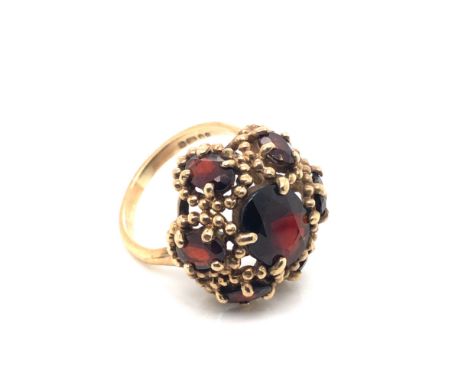 A VINTAGE 9ct HALLMARKED GOLD GARNET RAISED CLUSTER RING. FINGER SIZE L 1/2. WEIGHT 6.56grms.