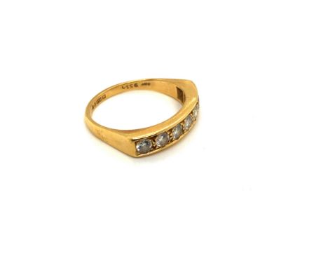 AN 18ct HALLMARKED GOLD AND DIAMOND SEVEN STONE HALF ETERNITY RING. DIAMOND MEASUREMENTS APPROX 3.3mm. FINGER SIZE R. WEIGHT 