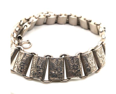 AN ANTIQUE BOOK LINK COLLAR WITH ENGRAVED FLORAL DECORATION TO EACH PANEL. UNHALLMARKED, THE CLASP STAMPED 925, ASSESSED AS S