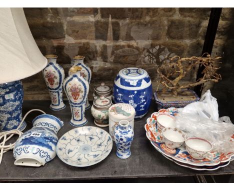 A COLLECTION OF CHINESE AND JAPANESE CERAMICS, TO INCLUDE: A BLUE AND WHITE VASE AS A TABLE LAMP, A WALL POCKET, VASES AND A 