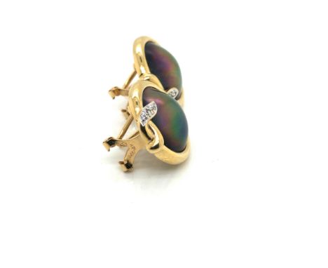 A PAIR OF BLACK MABE PEARL AND DIAMOND ROUND STUD EARRINGS FITTED WITH A LEVER BACK SAFETY. UNHALLMARKED, STAMPED 585, 14K, R