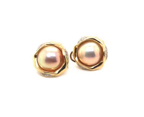 A PAIR OF WHITE MABE PEARL AND DIAMOND ROUND STUD EARRINGS FITTED WITH A LEVER BACK SAFETY. UNHALLMARKED, STAMPED 585, 14K, R