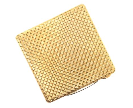 A VINTAGE LADIES POWDER COMPACT, WITH WOVEN DESIGN. UNHALLMARKED, STAMPED 750, ASSESSED AS 18ct GOLD, COMPLETE WITH AN 18ct W
