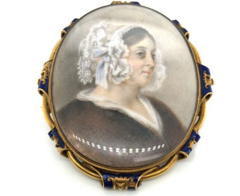 A LATE VICTORIAN LARGE PORTRAIT MINIATURE WITHIN A FINE GOLD AND ENAMEL BROOCH FRAME, WITH A GLAZED MEMORIAL REVERSE.UNHALLMA
