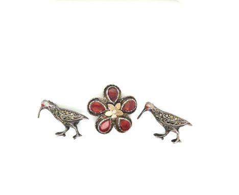 A PAIR OF VINTAGE MARCASITE AND SILVER CURLEW BIRD BROOCHES. STAMPED STERLING SILVER, TOGETHER WITH A VINTAGE SILVER HALLMARK