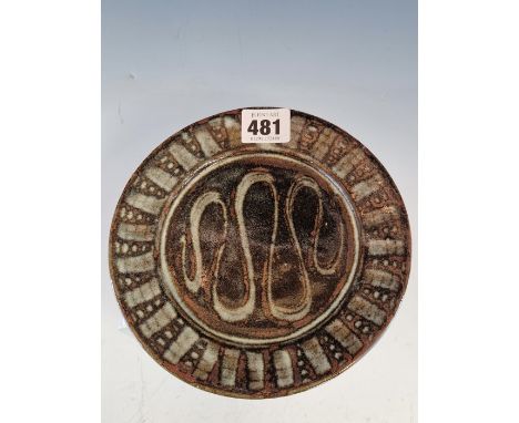 LADI KWALI (CIRCA 1925-1984), AN ABUJA POTTERY PLATE GLAZED WITH A BATON AND BEAD RIM BAND ENCLOSING SINUOUS FORM, L K MARK. 