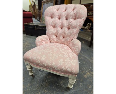 A 19th C. NURSING CHAIR BUTTON UPHOLSTERED IN PINK GROUND MATERIAL WITH WHITE FLORAL PATTERNING, THE WHITE PAINTED TURNED FRO