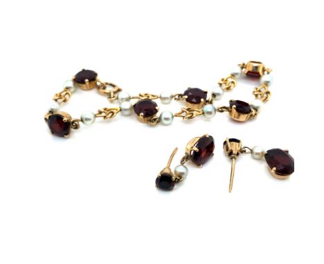 A HALLMARKED 9ct GOLD GARNET AND PEARL BRACELET WITH MATCHING EARRINGS. DATED 1962 -63, BIRMINGHAM FOR DEAKIN &amp; FRANCIS, 