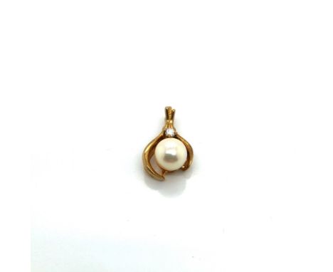 A 9ct HALLMARKED GOLD, PEARL AND DIAMOND PEARL NECKLACE CLIP / PENDANT. WEIGHT 1.63grms.