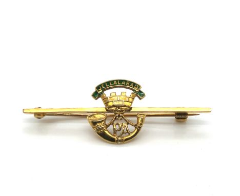 A VINTAGE 9ct HALLMARKED SOMERSET LIGHT INFANTRY MILITARY BADGE BAR BROOCH, MOTTOED JELLALABAD. DATED 1954, BIRMINGHAM. LENGT