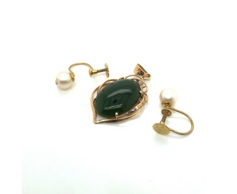 A GREEN HARDSTONE PENDANT, ASSESSED AS 9ct GOLD, TOGETHER WITH A PAIR OF 9ct STAMPED PEARL SCREW BACK EARRINGS, AND A SAPPHIR