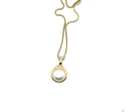 A MABE PEARL PENDANT IN A RUBOVER MOUNT SUSPENDED ON A 9ct GOLD HALLMARKED SNAKE CHAIN. CHAIN LENGTH 46cms. GROSS WEIGHT 6.03