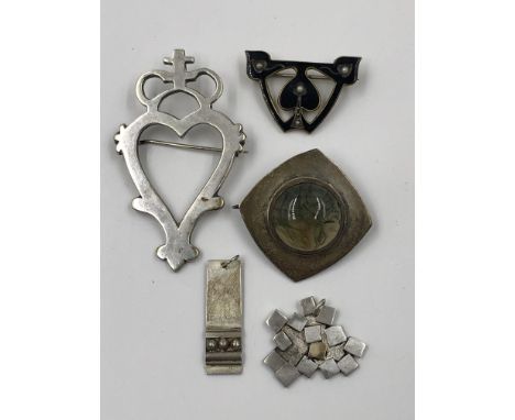 A LUKENBOOTH BROOCH, UNHALLMARKED ASSESSED AS SILVER, TOGETHER WITH A TWO CONTEMPORARY HALLMARKED SILVER PENDANTS, MAKERS MAR