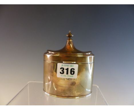 AN OVAL SECTION SILVER TEA CADDY BY THE GOLDSMITHS AND SILVERSMITHS COMPANY, LONDON 1928, THE HINGED COVER WITH AN URN FINIAL