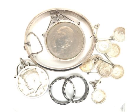 A VINTAGE SILVER HINGED BANGLE, TOGETHER WITH TWO SILVER CELTIC STYLE RINGS, SIZE Z PLUS 1, TWO SILVER PENDANTS IN SILVER SCR