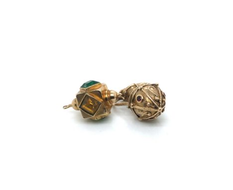 A 9ct HALLMARKED GOLD STONE SET WATER JUG CHARM PENDANT AND A FURTHER CHARM PENDANT ON A LANTERN, UNHALLMARKED, ASSESSED AS 9
