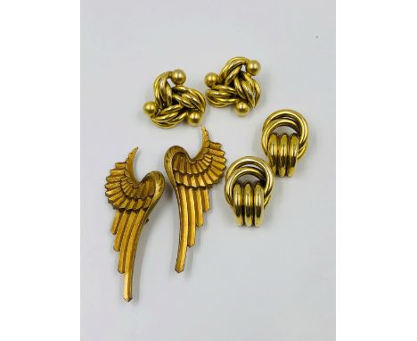 TWO PAIRS OF VINTAGE 60'S / 70'S, ASKEW, LONDON JEWELLERY DESIGNER SIGNED CLIP ON EARRINGS AND A FURTHER UNSIGNED PAIR. LARGE
