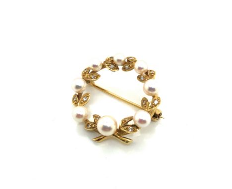 AN 18ct HALLMARKED GOLD PEARL AND DIAMOND WREATH BROOCH. DATED 1990, BIRMINGHAM. DIAMETER 2.5cms. WEIGHT 6.6grms. 