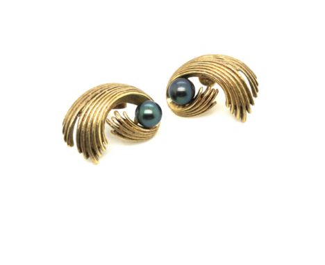 A PAIR OF CONTINENTAL BLACK PEARL WAVE FORM EARRINGS. STAMPED 750, AND SIGNED SG, ASSESSED AS 18ct GOLD. MEASUREMENT 2.4cms. 