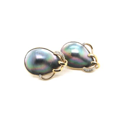 A PAIR OF BLACK MABE PEARL AND DIAMOND LARGE STUD EARRINGS FITTED WITH A LEVER BACK SAFETY. UNHALLMARKED, STAMPED 585, 14K, R