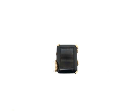 A VINTAGE 9ct HALLMARKED GOLD GEMSET COCKTAIL RING WITH A STYLISED RAISED MOUNT. STONE MEASUREMENTS 2.5 X 1.6cms. FINGER SIZE