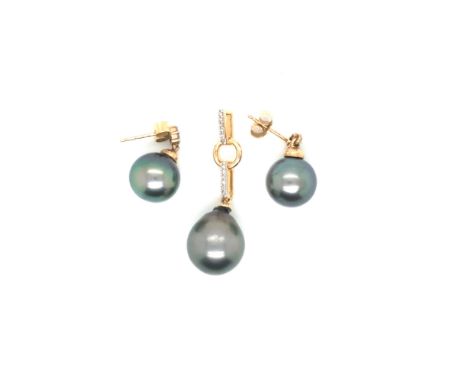 A 9ct HALLMARKED GOLD BLACK TAHITIAN PEARL AND CUBIC ZIRCONIA PENDANT TOGETHER WITH A PAIR OF BLACK TAHITIAN PEARL DROP EARRI