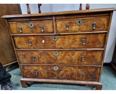 A GEORGIAN CROSS BANDED WALNUT CHEST OF TWO SHORT AND THREE LONG DRAWERS ON BRACKET FEET.   W 97 x D 53 x H 89cms.