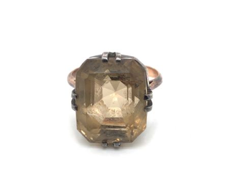 A VINTAGE GEMSET COCKTAIL RING. THE RAISED SETTNG WITH DEEP RECTANGULAR FACET GEMSTONE. UNHALLMARKED ASSESSED AS SILVER HEAD 