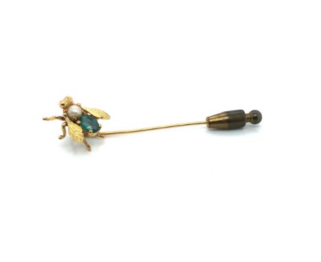 A VINTAGE GEMSET INSECT STICK PIN, THE BODY INSET WITH A SINGLE PEARL AND A OVAL CUT EMERALD. UNHALLMARKED, ASSESSED AS 14ct.