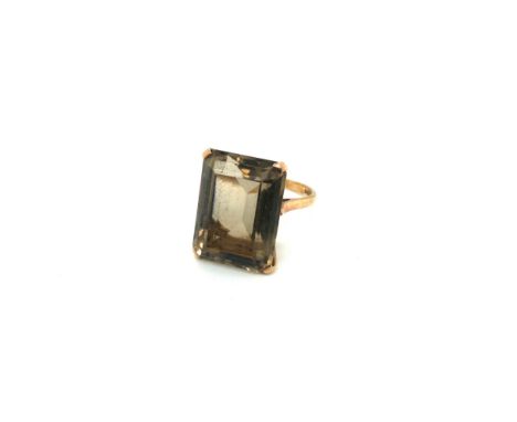 A VINTAGE 9ct HALLMARKED GOLD GEMSET COCKTAIL RING. DATED 1966, LONDON. FINGER SIZE O. WEIGHT 7.70grms. 