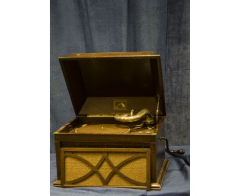 Table grand gramophone: an HMV model 104 with 5a soundbox, in oak case (replacement grille cloth and waste needle bowl) 