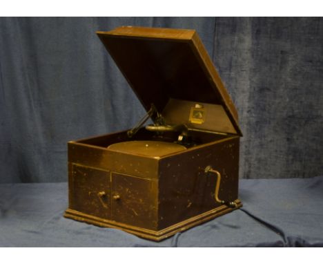 Table grand gramophone: an HMV Model 109 in mahogany case, with No 4 soundbox and hand-released automatic brake (scratches on