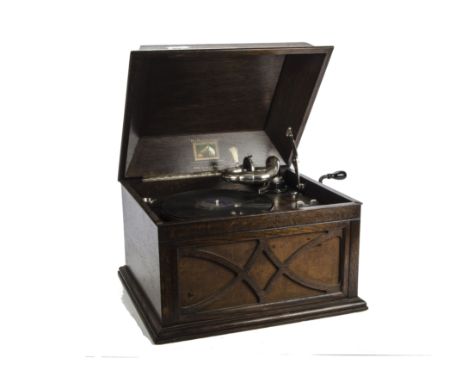 Table grand gramophone: an HMV Model 104 with 5a soundbox, in oak case 